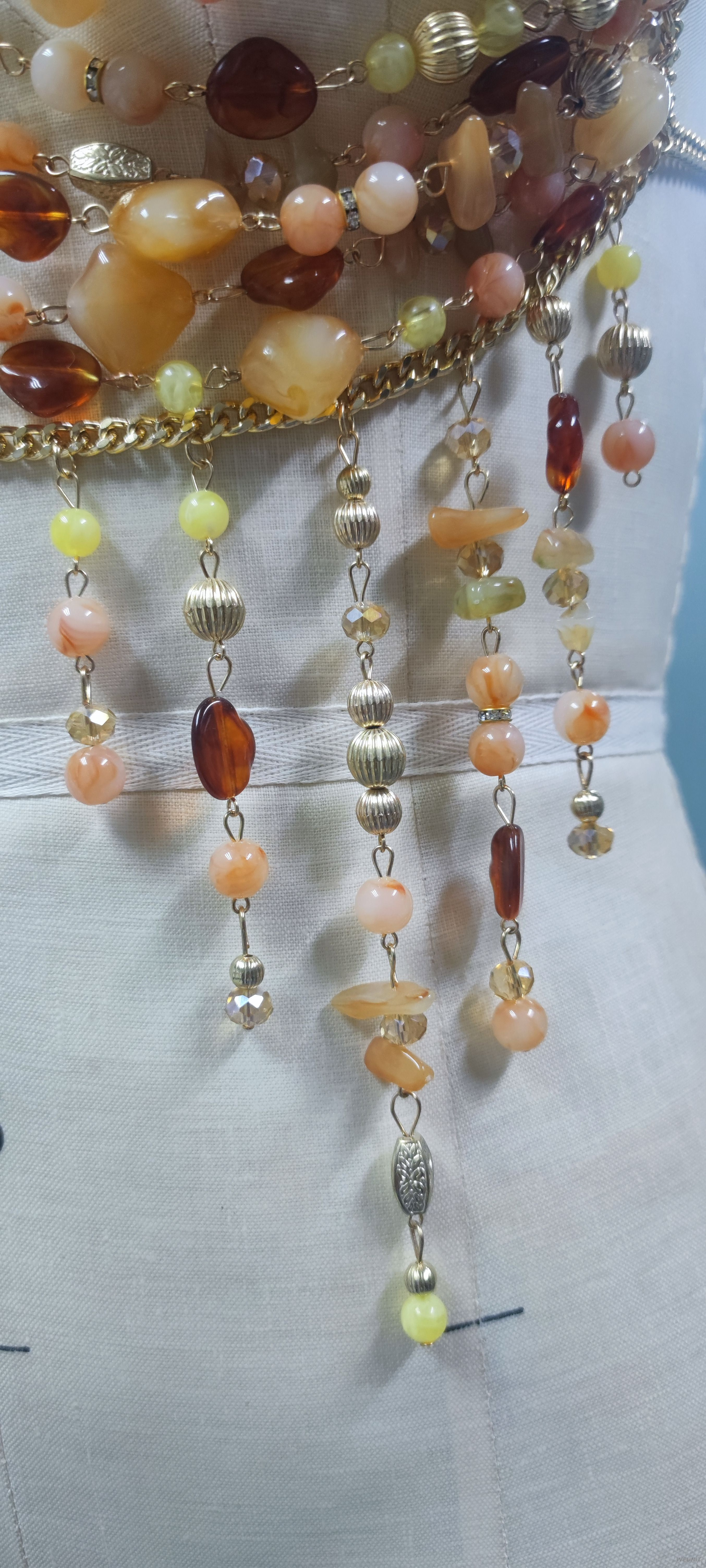 Top corto con cadena y cuerpo con cuentas de colores
