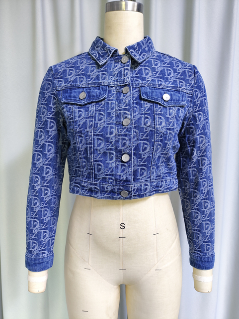 Chaqueta corta de mezclilla con monograma bordado